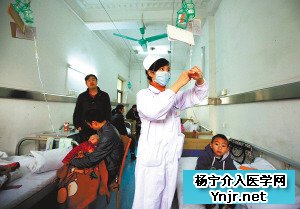 儿科病房不赚钱而且风险大，很多医院都撤消了儿科病房。但武汉商业职工医院一直保留着亏损的儿科病房。 记者 马青 摄 